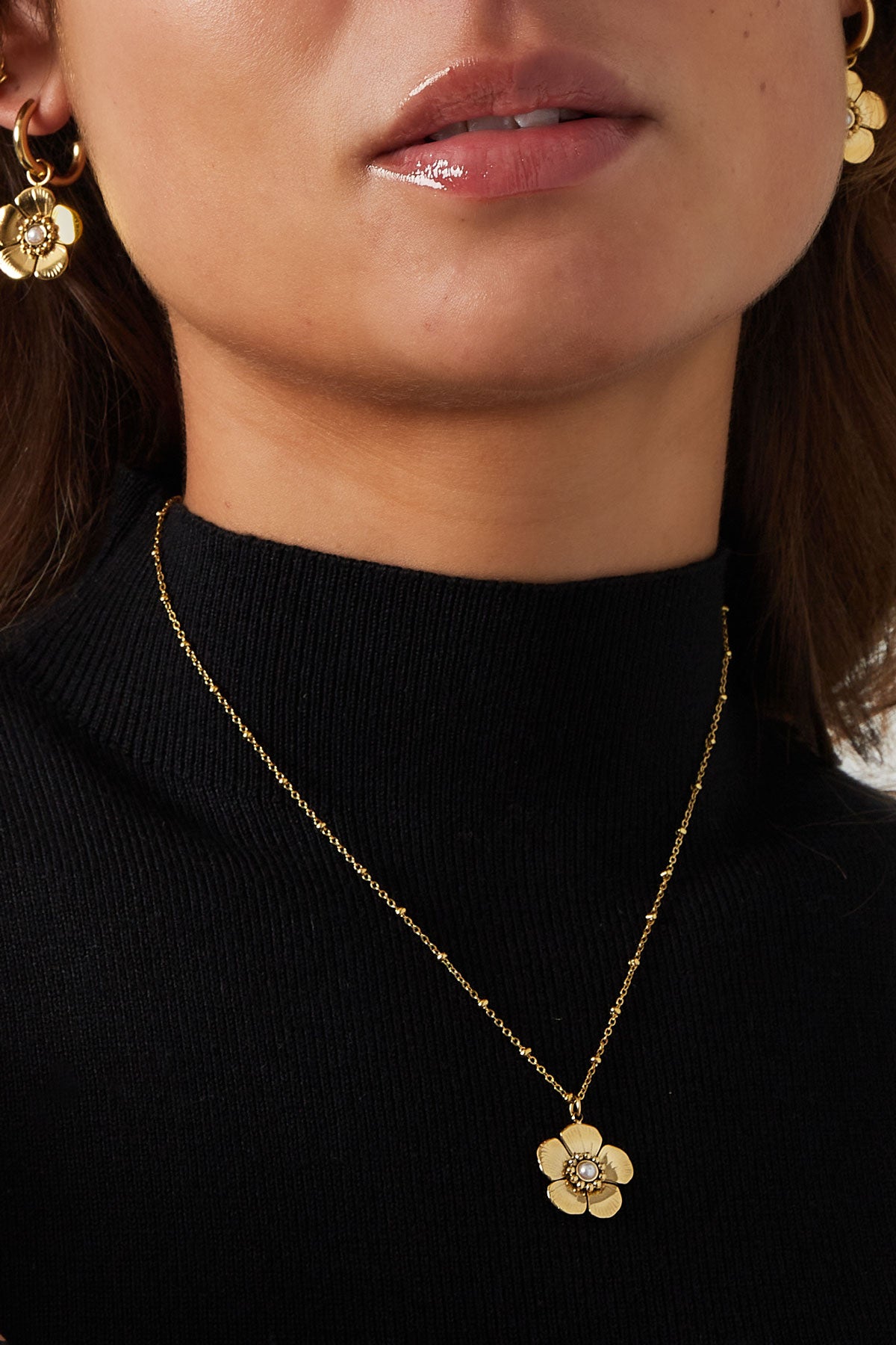 bolletje ketting met bloemetjes hanger en parel