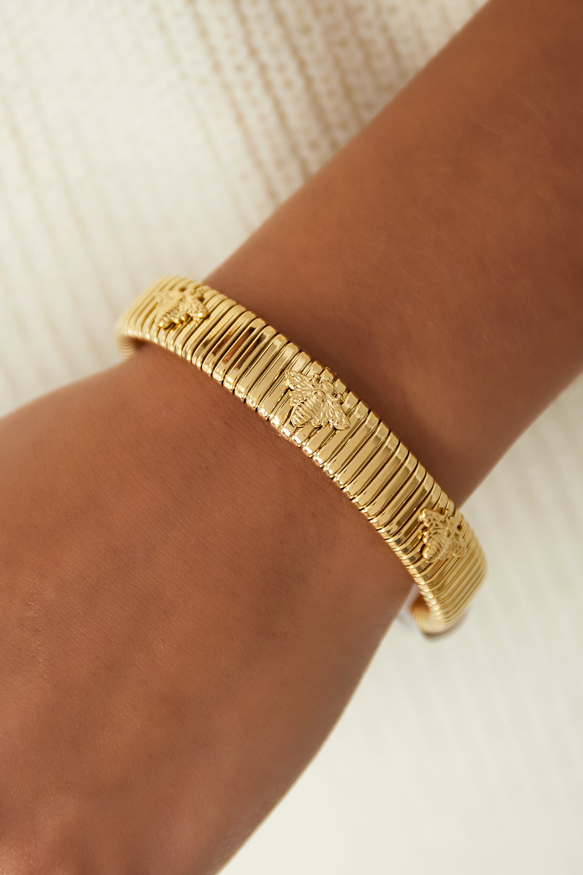 buzzy beauty armband