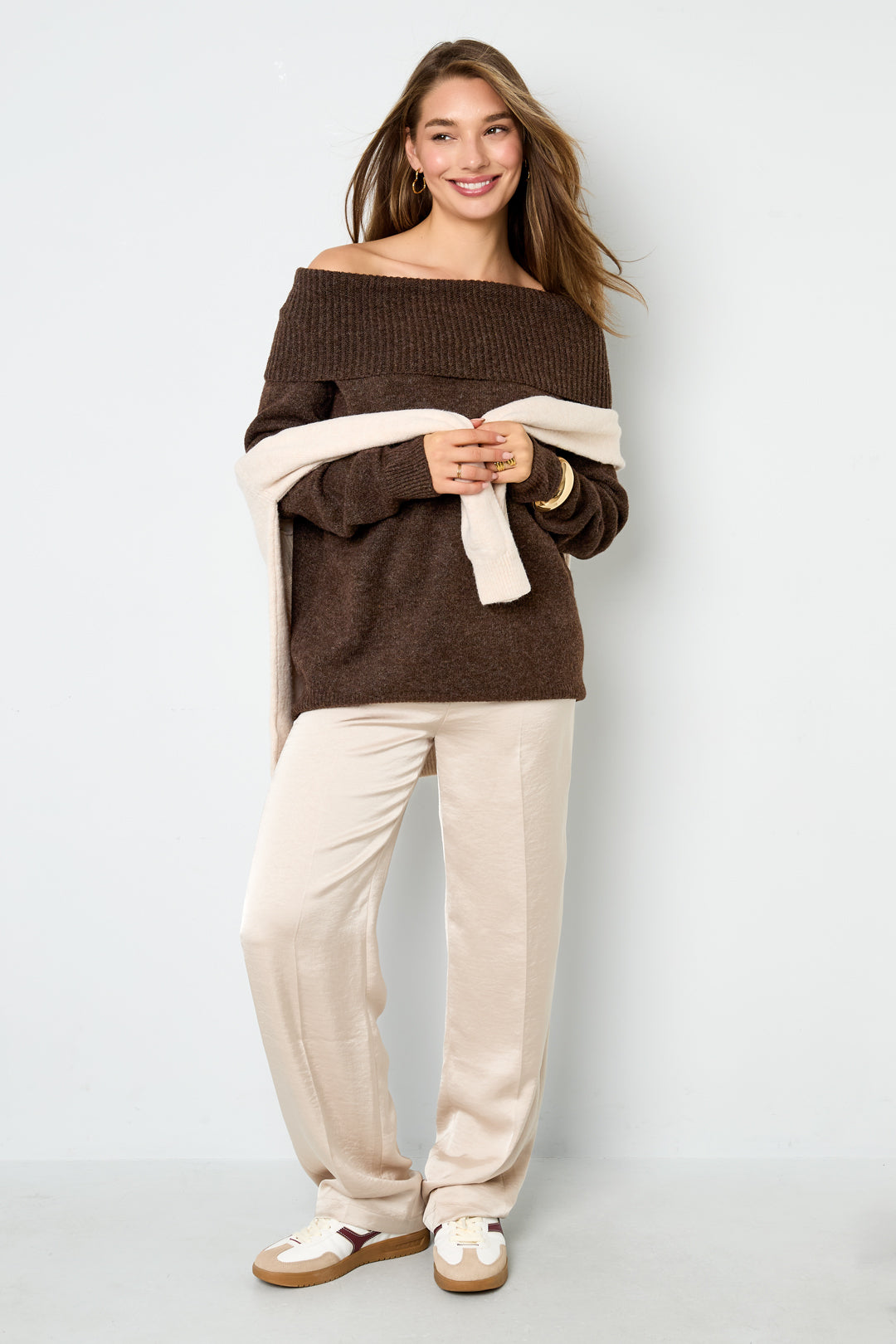 Off the shoulder basic trui