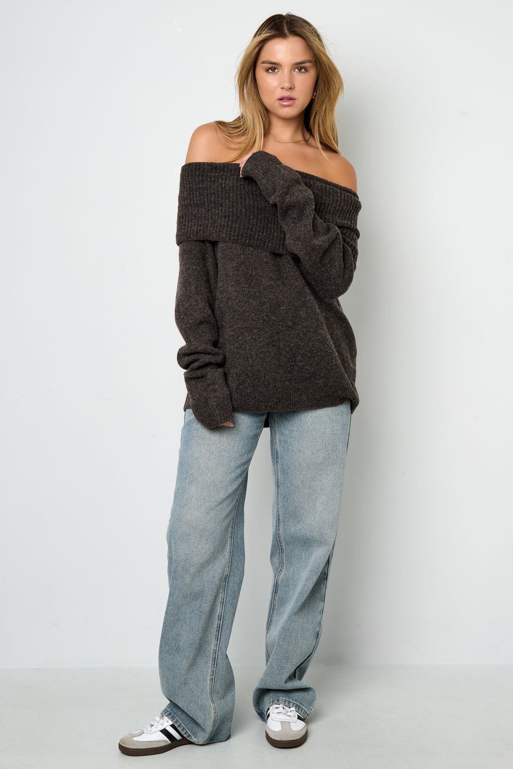 Off the shoulder basic trui