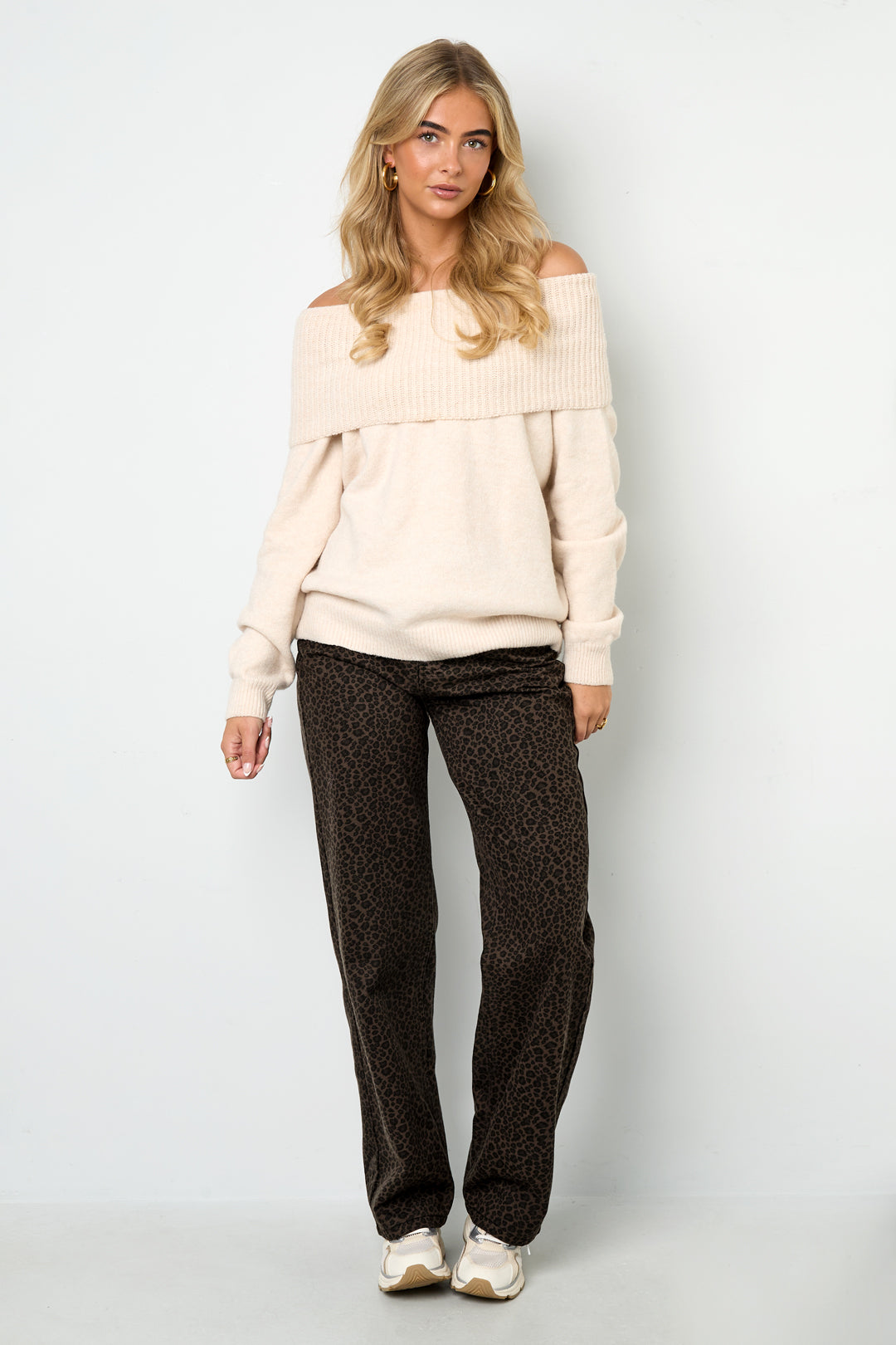 Off the shoulder basic trui